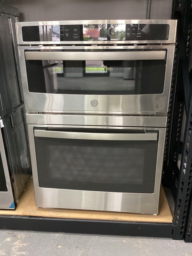 Ge  Wall Oven in Stainless steel with Eight-Pass Broil Element (Lower Oven) and 16" Turntable (Upper Oven)