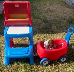STEP2 TODDLER DESK W/PULL ALONG WAGON