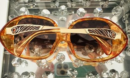 Wildfox LIZ Oversized Apricot Square Sunglass for Sale in  display picture 3