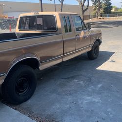 1989 Ford F2 50 diesel very clean86,000 miles original