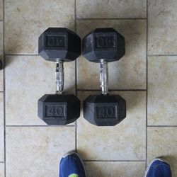 SET OF DUMBBELLS 40 POUNDS...PESAS