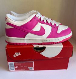 NEW Nike Dunk Low size 4.5youth