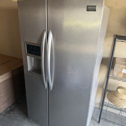 FRIGIDAIRE - Refrigerator