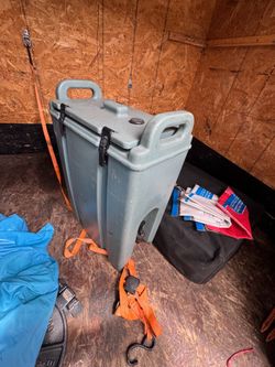 Cambro insulated water container - used