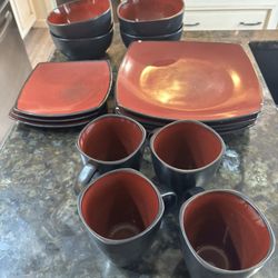 Red & Black Plate Set