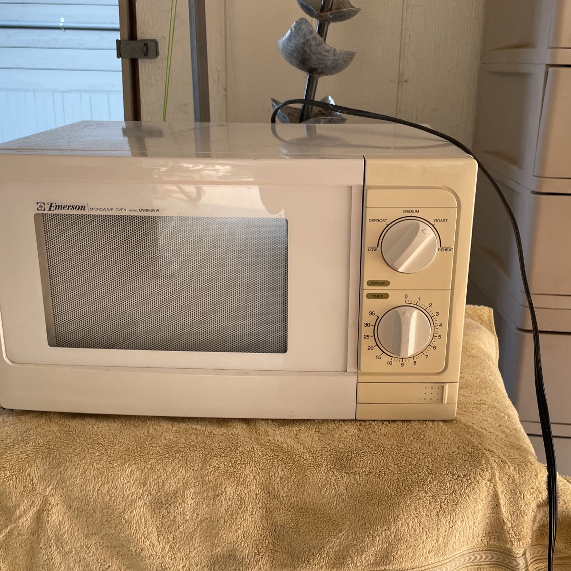Nice Small White Microwave Excellent Condition. Works Great.