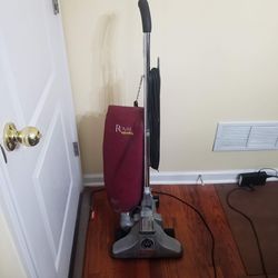 Vacuum Cleaner - Royal RY8200
