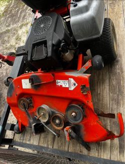 Zero turn lawnmower (runs good)