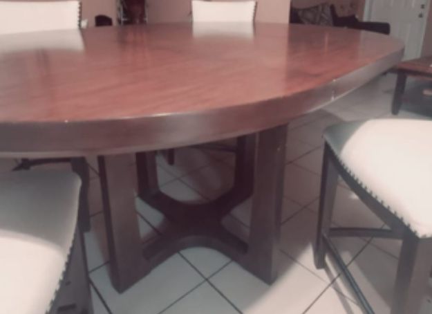Modern Table With Chairs