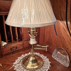 SUPER NEAT LOOKING VINTAGE  BRASS ADJUSTABLE TABLE LAMP WORKS GREAT GOOD CONDITION