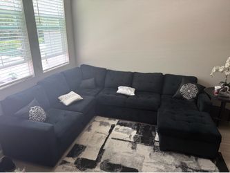 U-Shaped Sectional Couch with Storage – Excellent Condition!