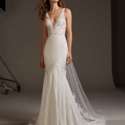 Wedding Dress (New) Size: M (6/8) 