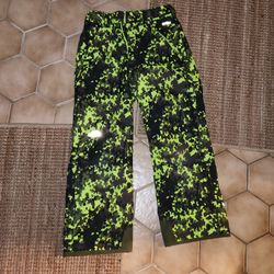 The North Face green camouflage pattern boys ski pants.
EZ GROW ADJUSTABLE WAIST snow pants size 14/16
