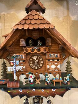 LARGE Cuckoo clock with 2 men Beer drink - Music movement with Dancer - 8 day - almost new - Beautiful chalet design - West Germany - Working