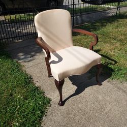 A Beautiful Antique Accent Chair In New Like Condition No Pets No Smoking Only 40$