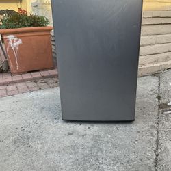 3.6 Cu Ft. Magic Chef Refrigerator 