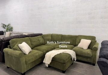 Gorgeous! 4-pc sectional with ottoman sage green