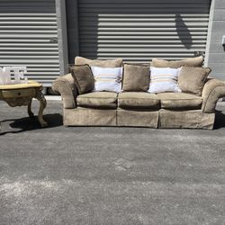 🤩AWESOME DEAL😍BEAUTIFUL LIKE NEW “CORDUROY JOY” LARGE SOFA⭐️FREE DELIVERY 🚚 