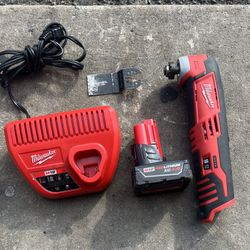 Milwaukee 2426-21 12V Cordless Multi-Tool with Battery, Charger 