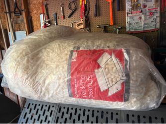 Packing peanuts for shipping