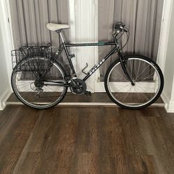Roland City Bike w/ Rear Basket – Great Condition, Tuned Up & Ready!