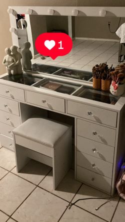 VANITY WITH LIGHTS