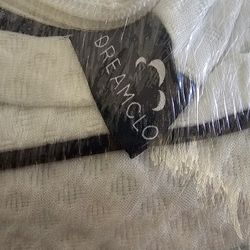 Brand NEW IN BOX KING 3" Memory foam Mattress Topper By Dreamcloud 