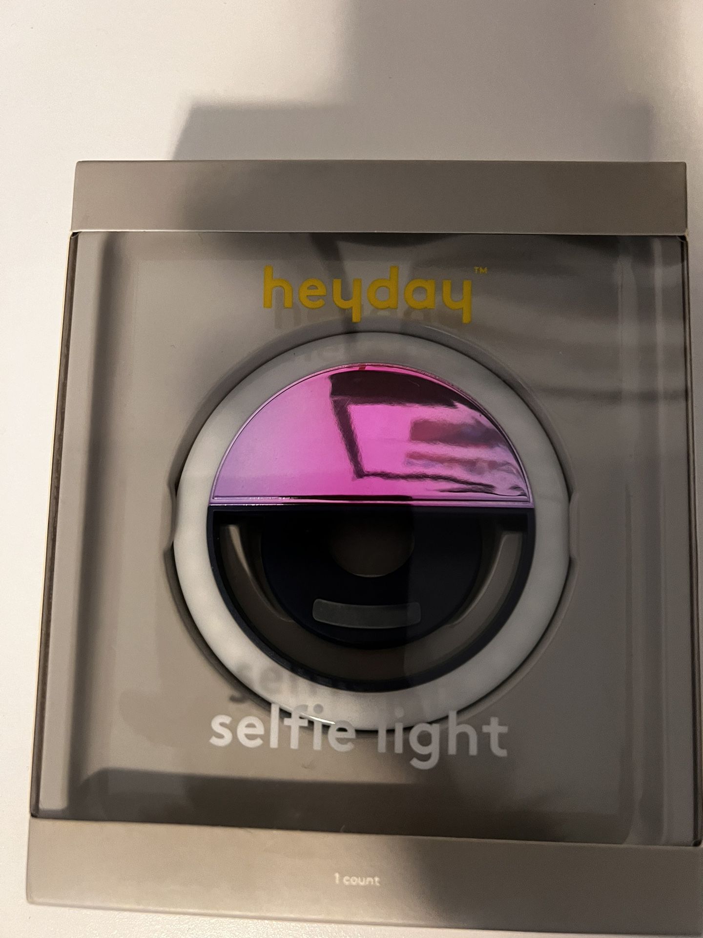Brighten up your selfies with the Cell Phone Selfie Light from heyday. Styled in a ring shape, this ring selfie light makes your selfies look bright e