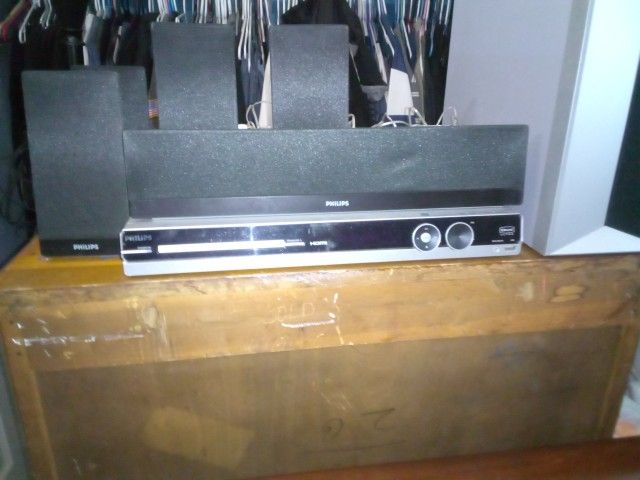 I'm selling a Philips DVD AV subwoofer with 4 small speakers and a medium one, new in box.