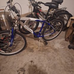 3 Schwinn 26in Bikes 