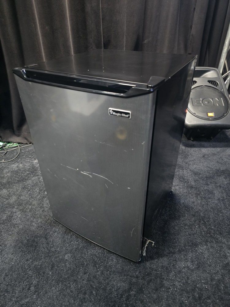 MAGIC CHEF MINI FRIG