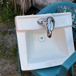 American Standard Sink With Faucet (3)