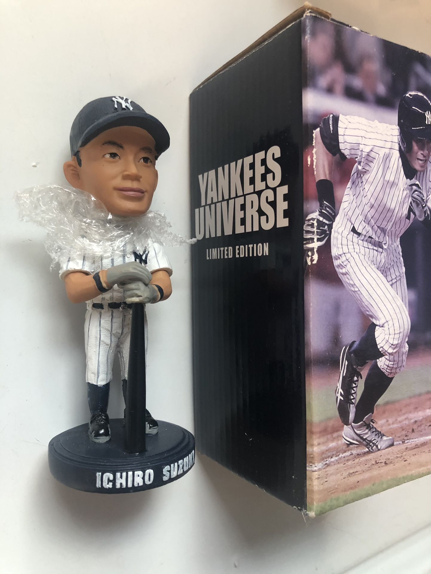 ICHIRO SUZUKI 2013 YANKEE UNIVERSE LIMITED EDITION BOBBLEHEAD - RARE