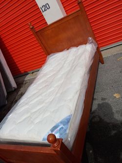 Twin 4post bed with twin mattress & box spring