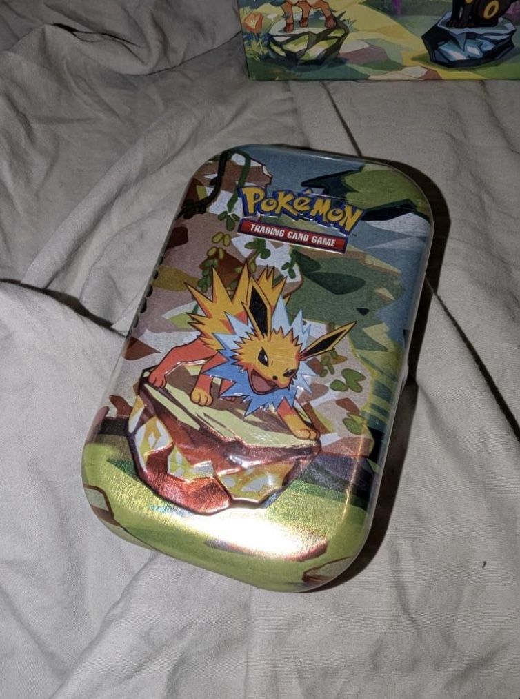 Glaceon Pokémon TCG Prismatic Evolutions Mini Tin Glaceon