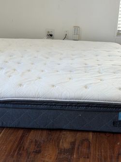 USED KING SIZE SEALLY POSTUREPEDIC PLUSH MATTRESS ONLY