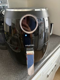 Air fryer (Gourmia) comes with two reusable silicone liners