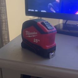 Milwaukee auto lock measuring tape
