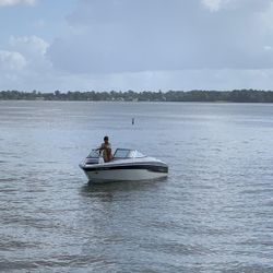 2001 Vip Boat.  V8  Mercruiser  Engine 