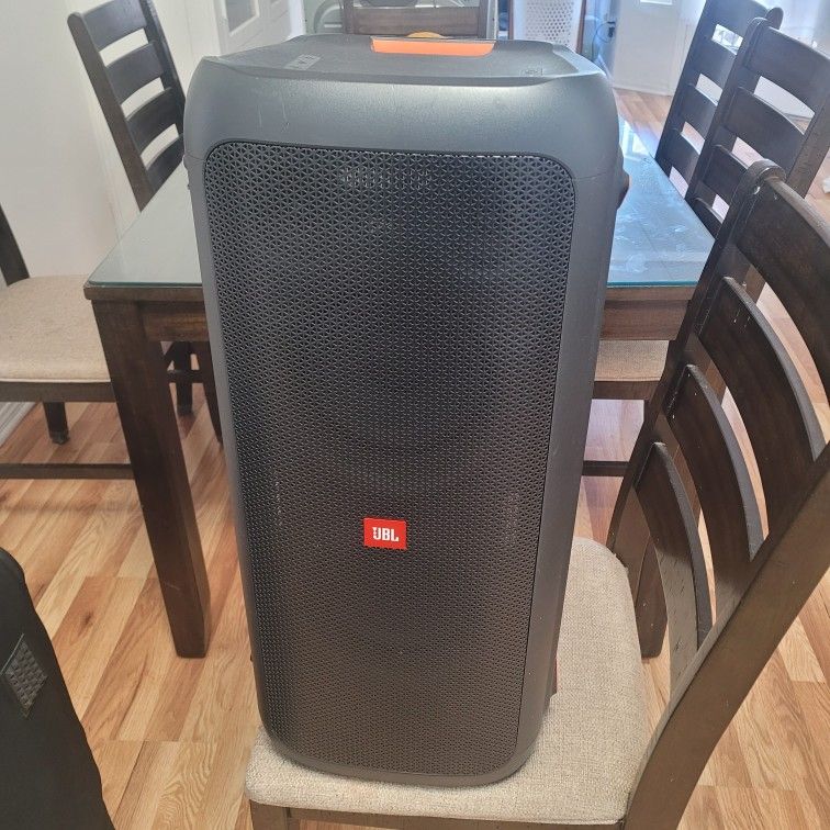 JBL PARTY Box 300  BLUETOOTH SPEAKER Comes Whit Carry Bag For Protection