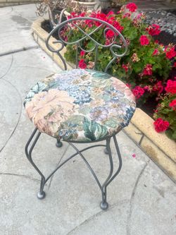 25 " tall Vanity Chair in great condition