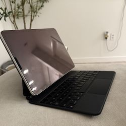 Apple iPad Air 5 WITH Apple Magic Keyboard 