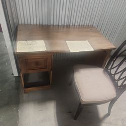Nice desk- never used $20