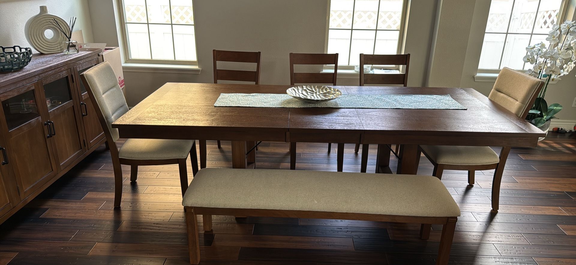 Dining table with 8 seats + 8 chairs