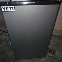 Frigidaire Mini Fridge 