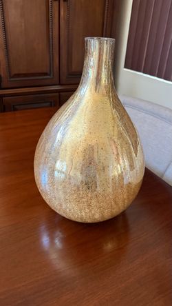 Elegant vase, like new 17” tall