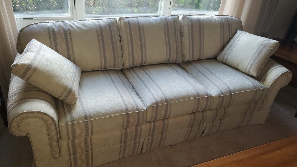 Highland House Couch, Excellent Condition! 