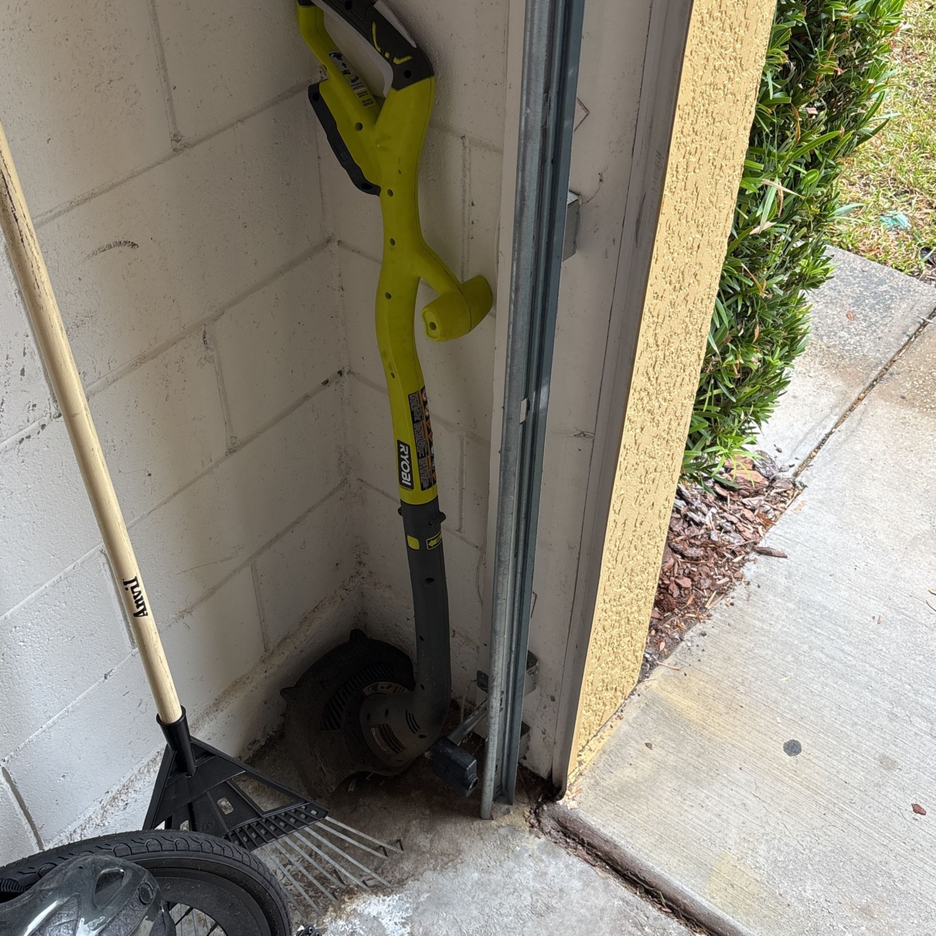 Ryobi Wireless Weed Wacker With 18V Battery