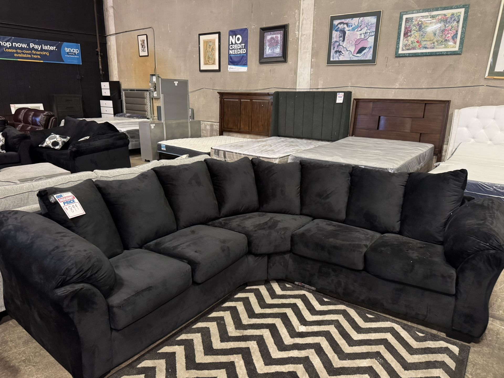 Black Sectional. 🚚WE DELIVER🚚