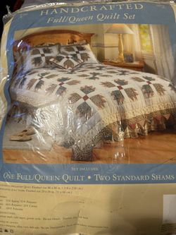 Full/Queen Floral Quilt Set – New in Package – Includes 2 Pillow Shams